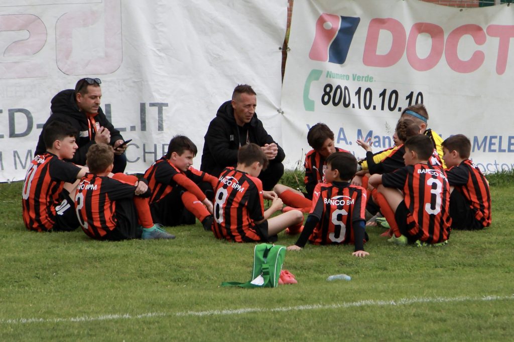 Giocatori dell'ASD Carpianese seduti con i loro allenatore